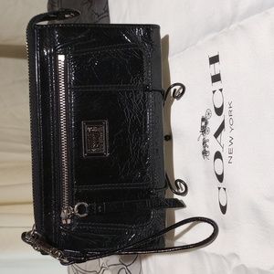 Coach Poppy Black patent leather wristlet 🖤 pre loved